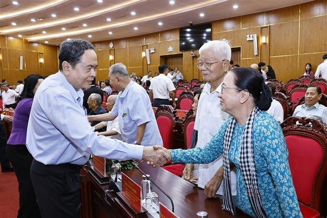 National Assembly Chairman Tran Thanh Man holds a meeting with former leaders of central agencies, Military Region 9 and Can Tho as part of his trip to the Mekong Delta city on February 1. (Photo: VNA)