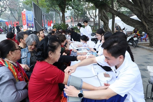 Elderly citizens have their blood pressure checked (Photo: VNA)