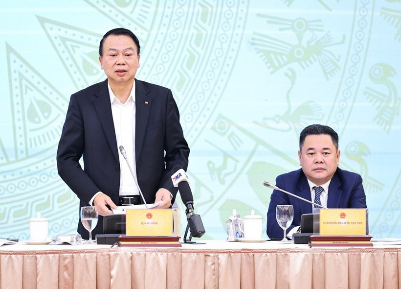 Deputy Minister of Finance Nguyen Duc Chi (standing) addresses the press conference (Photo: VNA)