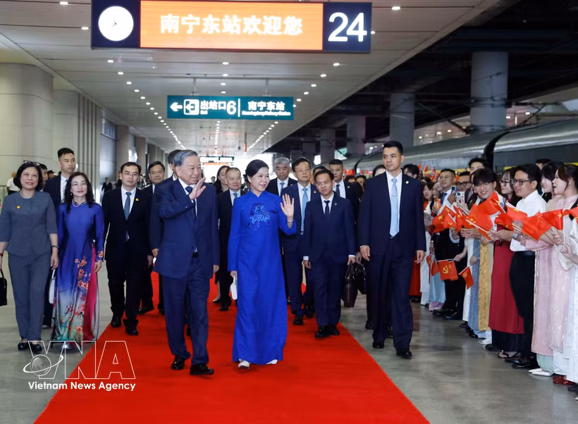 General Secretary of the Communist Party of Vietnam (CPV) Central Committee and State President To Lam and his spouse, together with a high-level Vietnamese delegation, leave Nanning on April 17, successfully concluding their state visit to China from April 14–17 (Photo: VNA)