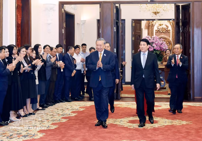 Party General Secretary and State President To Lam meets with officials and staff of the Presidential Office on April 7. (Photo: VNA)