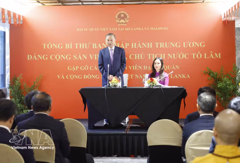 Party General Secretary and State President To Lam meets with the Vietnamese community, officials and staff of the Vietnamese Embassy in Sri Lanka on May 8. (Photo: VNA)