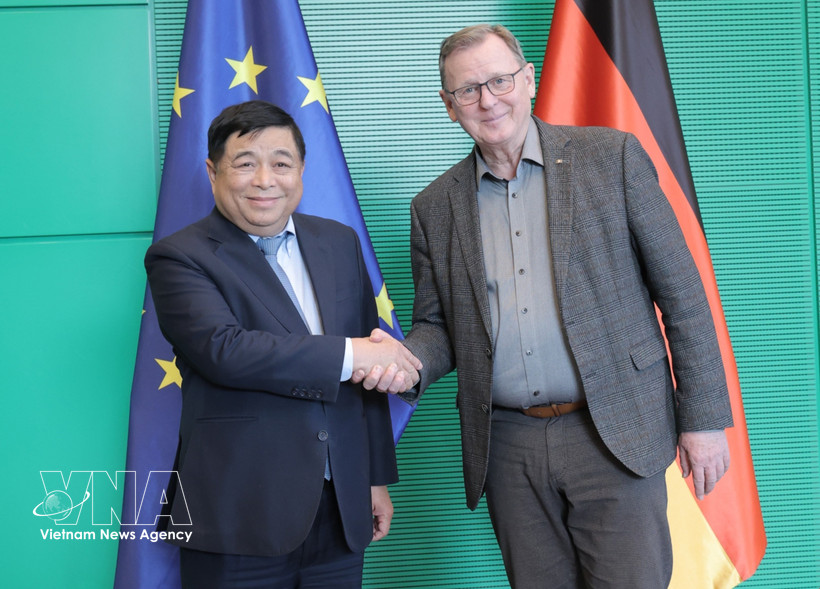 Deputy Prime Minister Nguyen Chi Dung (left) meets Vice President of the German Bundestag Bodo Ramelow. (Photo: VNA)