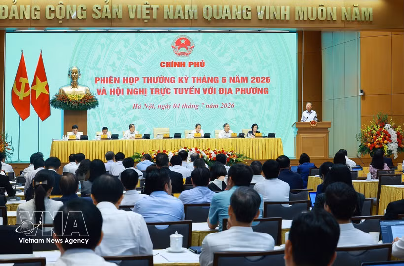 A view of the Government's regular meeting for June and teleconference with local authorities on July 4 (Photo: VNA)