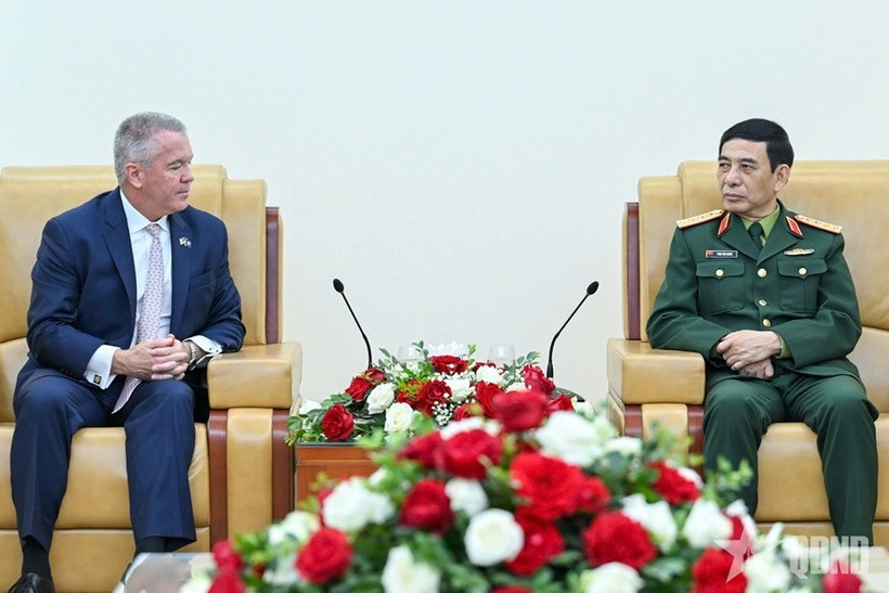 Minister of National Defence General Phan Van Giang (R) hosts Michael DeSombre, US Assistant Secretary of State for East Asian and Pacific Affairs, in Hanoi on February 13. (Photo: qdnd.vn)