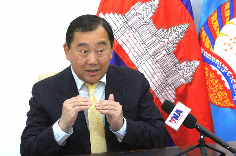 Suos Yara, Vice Chairman of the Cambodian People’s Party (CPP) Central Committee’s External Relations Commission and CPP spokesperson, in an interview with the Vietnam News Agency's reporter in Phnom Penh. (Photo: VNA)