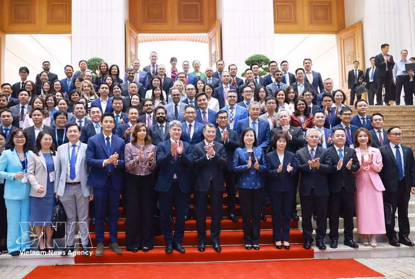 Prime Minister Le Minh Hung (C, first row) and representatives from 52 leading US enterprises (Photo: VNA)