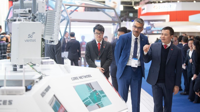 Lieutenant General Cao Duc Thang, Chairman and General Director of Viettel (R) introduces the group's products to a partner at the MWC Barcelona 2026. (Photo: nhandan.vn)