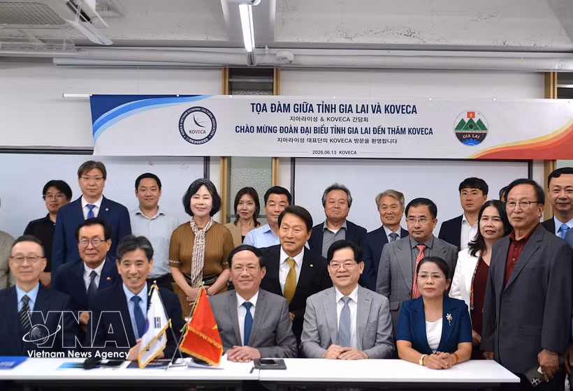 Participants in the business roundtable. (Photo: VNA)