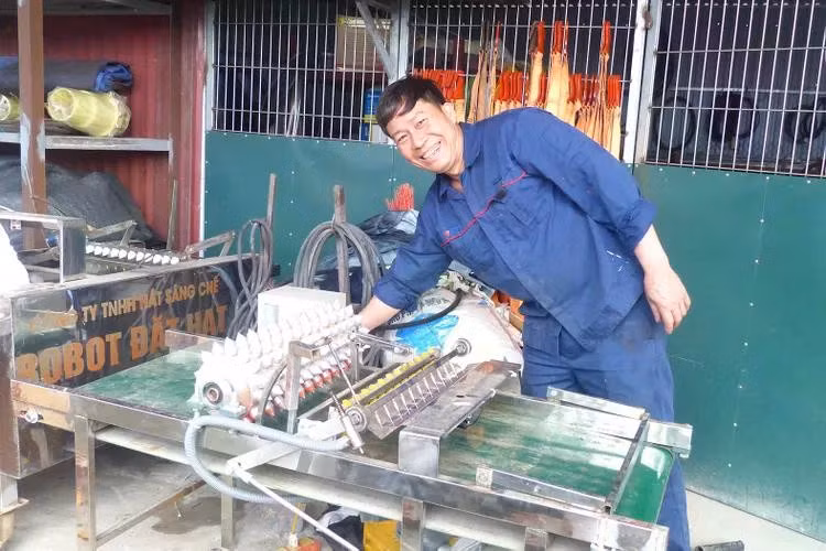 Pham Van Hat and his famous “Seed Sowing Robot” (Photo: sggp.org.vn)