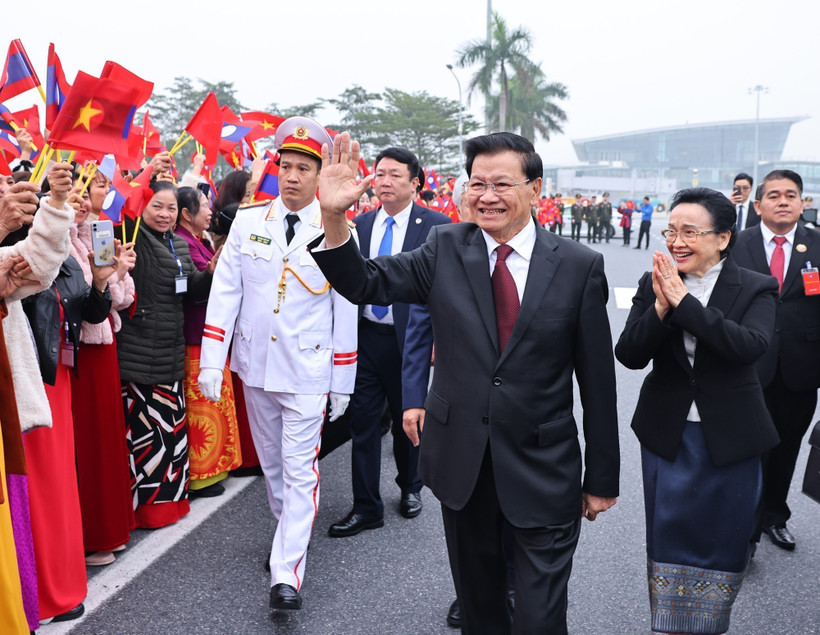General Secretary of the Central Committee of the Lao People’s Revolutionary Party and President of Laos Thongloun Sisoulith and his spouse Naly Sisoulith are welcomed at the Noi Bai International Airport on January 26 morning. (Photo: VNA)