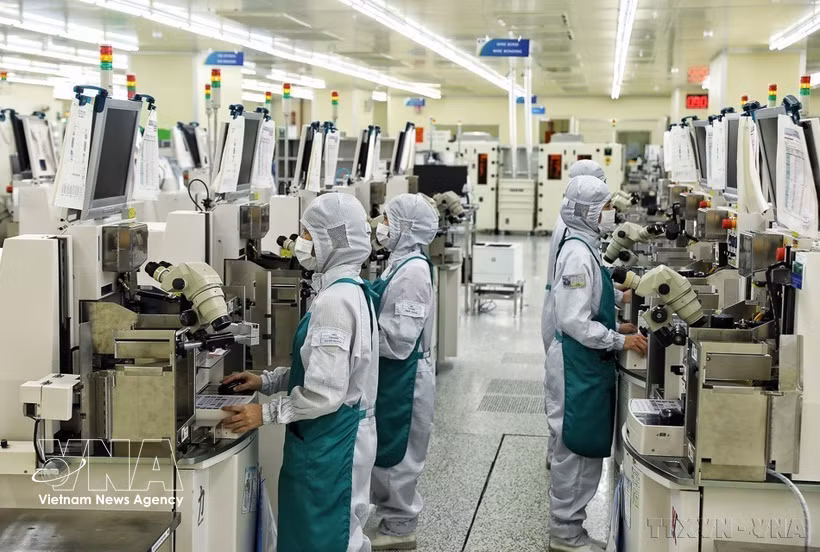 A modern production line of Hana Micron Vina Co., Ltd. invested by the Republic of Korea at Van Trung Industrial Park in Bac Ninh province. (Photo: VNA) 