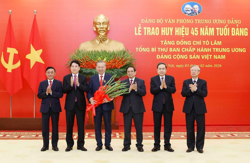 Party General Secretary To Lam (third, left) is awarded the 45-year Party membership badge. (Photo: VNA)