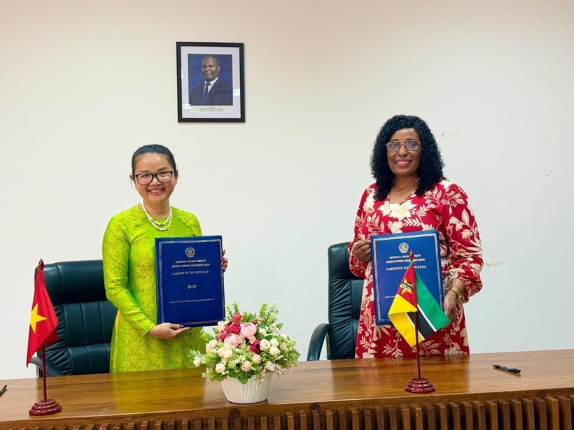 Vietnamese Ambassador to Mozambique Tran Thi Thu Thin (L) and Mozambican Minister of Education and Culture Samaria Tovela at the signing ceremony. (Photo: VNA)