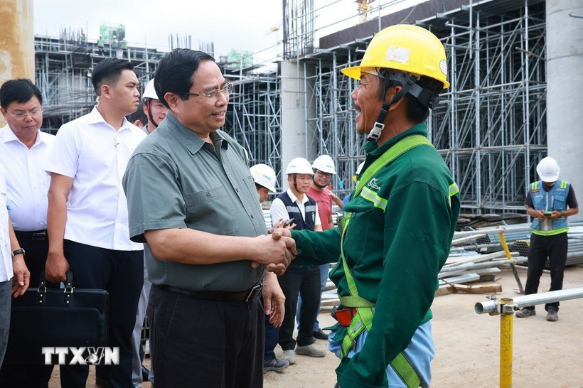 Prime Minister Pham Minh Chinh meets construction workers at the Phu Quoc International Airport project on January 28. (Photo: VNA)