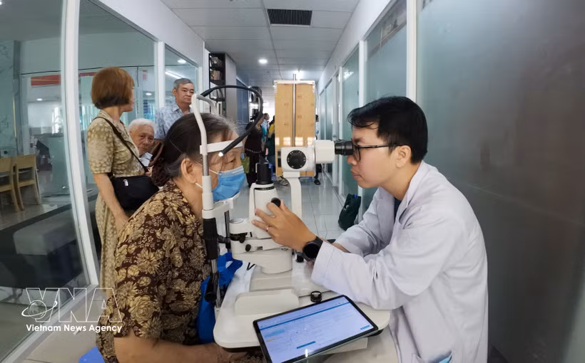 Doctors from Sai Gon Eye Hospital examine residents in Xuan Hoa ward, Ho Chi Minh City. (Photo: VNA)
