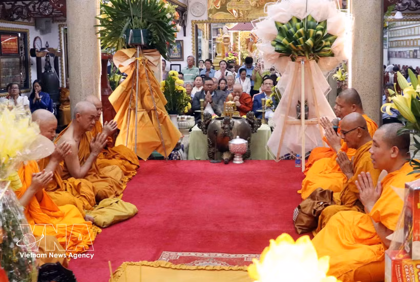 Buddhist monks perform a ritual of praying for peace and blessings during the traditional New Year celebrations of Cambodia, Laos, and Thailand at Pho Minh Pagoda, Ho Chi Minh City, on April 11, 2026. (Photo: VNA)