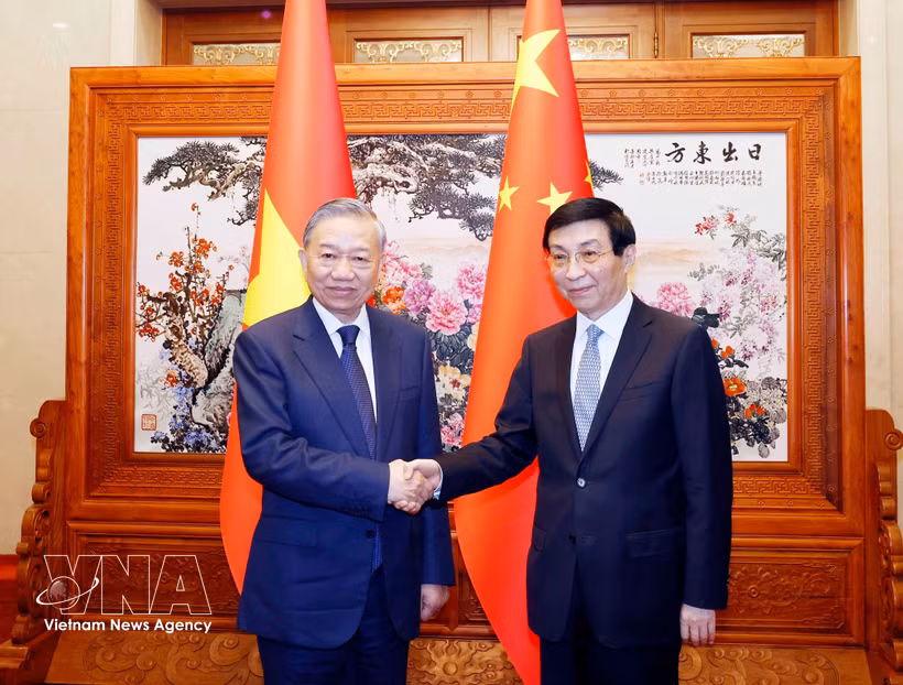 General Secretary of the Communist Party of Vietnam Central Committee and President of Vietnam To Lam (L) meets with Chairman of the National Committee of the Chinese People's Political Consultative Conference Wang Huning in Beijing on April 14. (Photo: VNA)