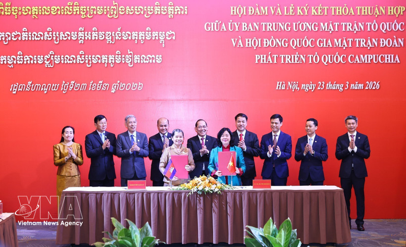 At the signing ceremony between the Vietnam Fatherland Front Central Committee and the National Council of the Solidarity Front for the Development of Cambodia Motherland (Photo: VNA)