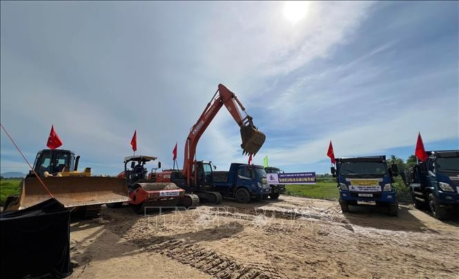 Machinery and equipment at the groundbreaking ceremony for a resettlement project serving the high-speed railway in Da Nang city. (Illustrative photo: VNA)