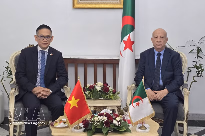 FLN Secretary-General Abdelkrim Benmbarek (right) and Ambassador Tran Quoc Khanh at the working session on July 13 (Photo: VNA)