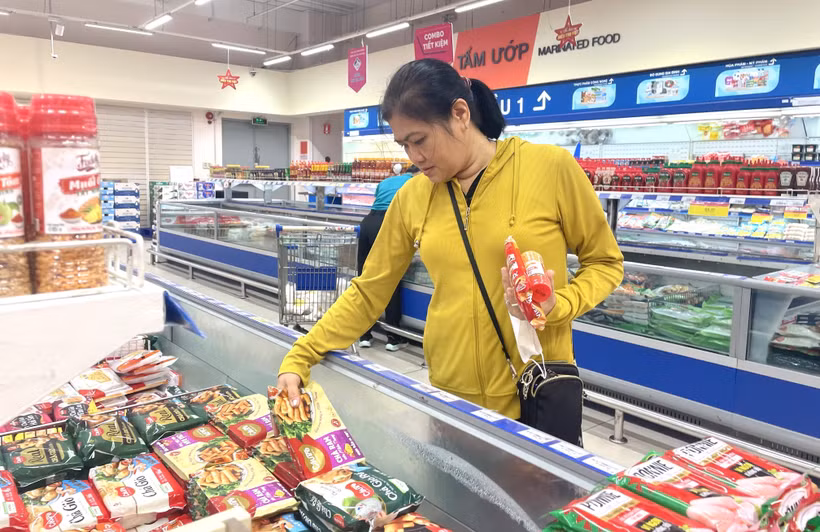 Vietnamese food is increasingly diverse in varieties and packaging, meeting domestic demand. (Photo: VNA)