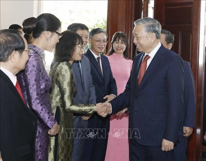 Party General Secretary To Lam meets with members of the Vietnamese community in Laos (Photo: VNA)