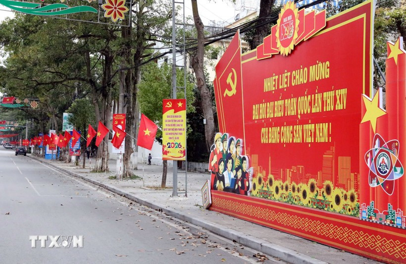 Central streets in localities across the country are adorned with flags and flowers to celebrate the 14th National Party Congress. (Photo: VNA)