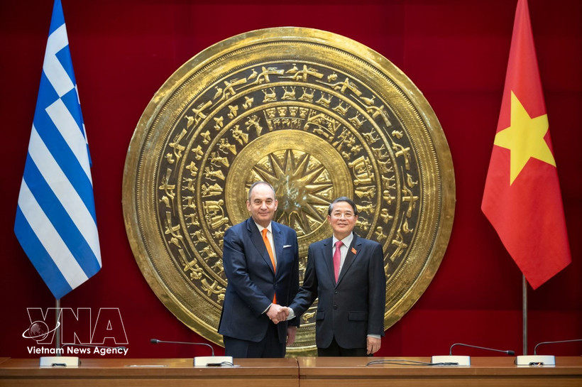 National Assembly (NA) Vice Chairman Nguyen Duc Hai (R) meets with First Vice President of the Hellenic Parliament Ioannis Plakiotakis in Hanoi on March 2 (Photo: VNA)
