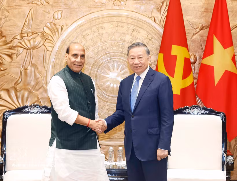 General Secretary of the Communist Party of Vietnam (CPV) and State President To Lam (right) receives Indian Minister of Defence Rajnath Singh in Hanoi on May 19. (VNA)