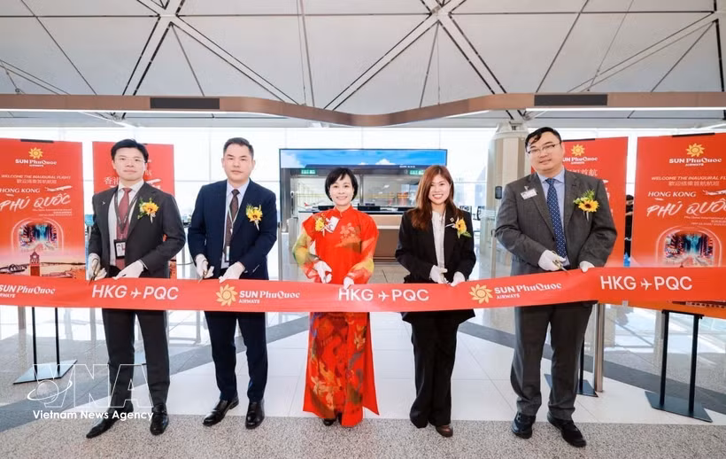 Delegates at the launching ceremony of the direct air route connecting Vietnam’s Phu Quoc Island and China's Hong Kong on May 22. (Photo: VNA)
