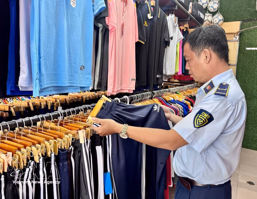 Ho Chi Minh City Market Surveillance Department inspects business establishments in Cu Chi (Photo: VNA)