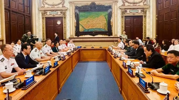 Standing Vice Chairman of the Ho Chi Minh City People's Committee Nguyen Loc Ha receives the commanders of the Chinese People's Liberation Army (PLA) Navy's 83rd taskforce on July 6. (Photo: sggp.org.vn)