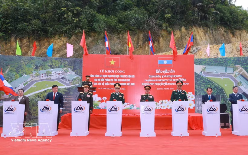 General Phan Van Giang, Vietnam's Deputy Prime Minister and Minister of National Defence, his Lao counterpart General Khamliang Outhakaysone and other delegates press the button to start construction of a border guard coordination station in Nam On village, Xaichamphon district of Laos' Bolikhamsai province. (Photo: VNA)