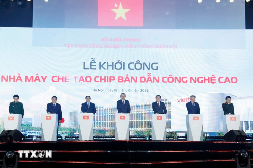 Party General Secretary To Lam (centre) and Prime Minister Pham Minh Chinh (third from left) and other delegates break ground for Vietnam’s first semiconductor chip manufacturing plant. (Photo: VNA)