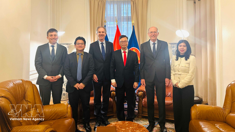 Vietnamese Ambassador to France Trinh Duc Hai (third from right) poses for a photo with leaders of MEDEF International, including Benoit Clocheret (third from left), Vice President of MEDEF International, Chairman of the France–Vietnam Business Council, and Executive Chairman of Artelia Group. (Photo: VNA)