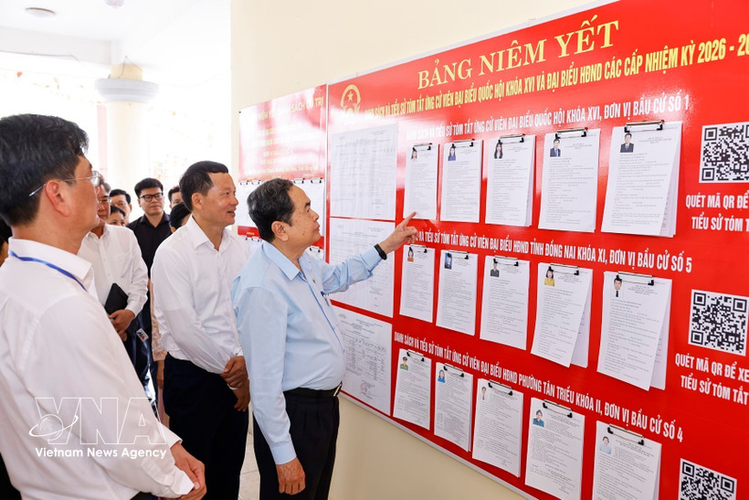 National Assembly Chairman Tran Thanh Man conducts an on-site inspection at constituency No. 4, polling station No. 17 in Tan Trieu ward, Dong Nai province. (Photo: VNA)