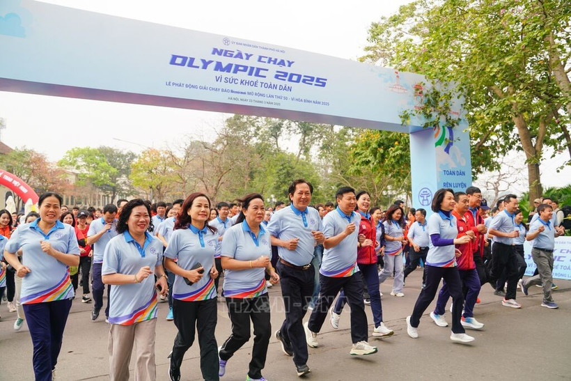 Hanoi residents participate in the Olympic Run for Public Health. (Photo: VNA)