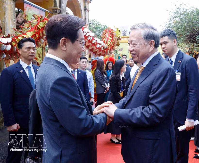 General Secretary of the Communist Party of Vietnam Central Committee and State President To Lam (right) bids farewell to President of the Republic of Korea Lee Jae Myung on April 24. (Photo: VNA)
