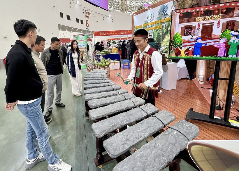 Visitors enjoy stone musical instrument at the booth of Dong Nai province. (Photo: VNA)