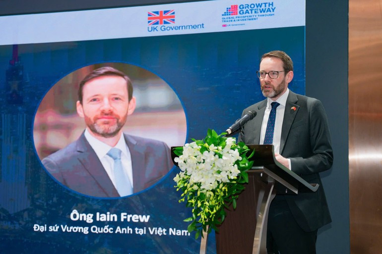 UK Ambassador to Vietnam Iain Frew addresses the event (Photo: nhandan.vn)
