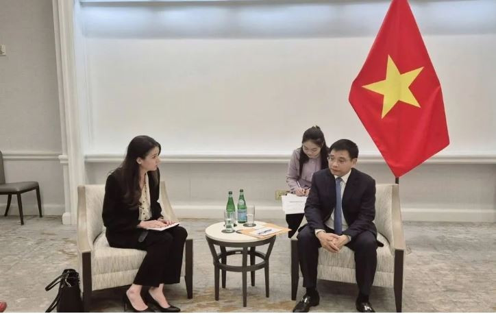 Minister of Finance Nguyen Van Thang (R) meets with Robin Colwell, Senior Vice President for Global Government Affairs at Intel in Washington D.C. (Photo: mof.gov.vn)