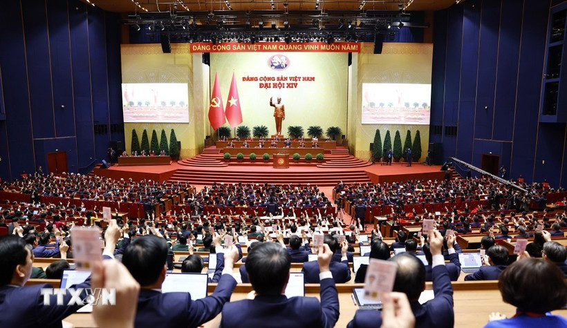 Delegates vote to adopt the resolution of the 14th National Congress of the Communist Party of Vietnam. (Photo: VNA)