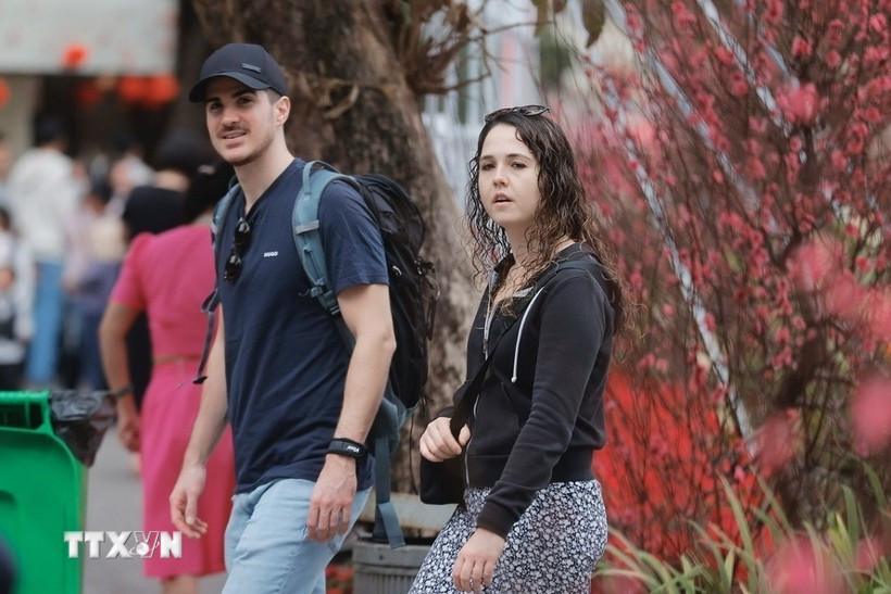 Foreign tourists visit Hanoi on the Lunar New Year. (Photo: VNA)