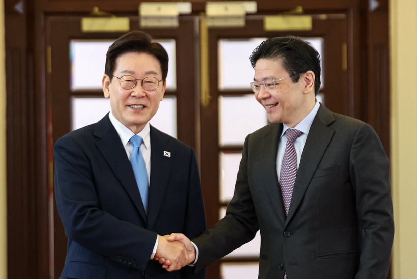 RoK President Lee Jae Myung (left) and Singaporean Prime Minister Lawrence Wong shake hands after delivering a joint press statement following their summit at Singapore’s Ministry of Foreign Affairs on March 2. (Photo: Yonhap)