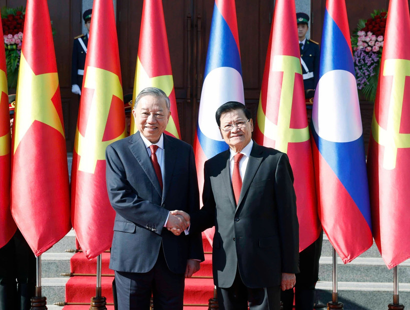 General Secretary of the LPRP Central Committee and President of Laos Thongloun Sisoulith (R) receives General Secretary of the CPV Central Committee To Lam in Vientiane on February 5, 2026. (Photo: VNA)