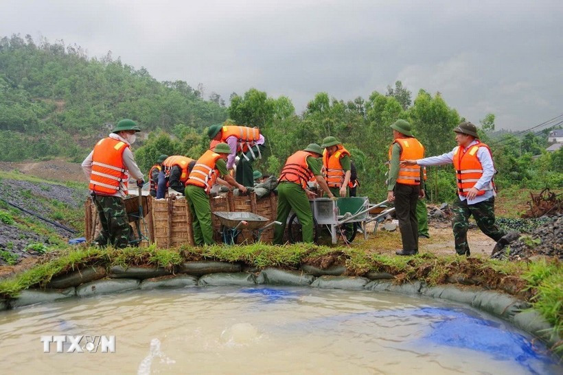 Training on response to reservoir incidents (Photo: VNA)