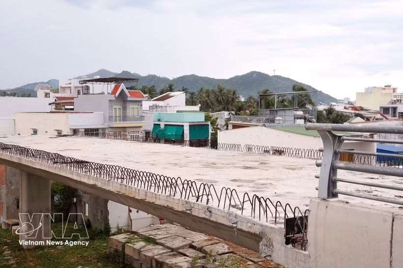 The Ngoc Hoi interchange project in Tay Nha Trang ward, Khanh Hoa province, with some items yet to be completed (Illustrative photo: VNA)
