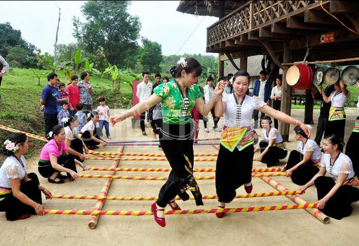 A dancing performance at the village (Photo: VNA)