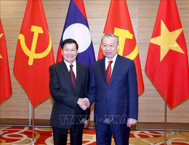 General Secretary of the Communist Party of Vietnam To Lam (right) and General Secretary of the Lao People’s Revolutionary Party and President of Laos Thongloun Sisoulith at a meeting during the Lao leader's visit to Vietnam. (Photo: VNA)